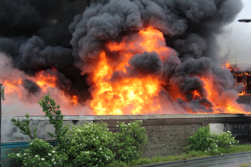 Enorme brand net over de grens in Vlaardingen