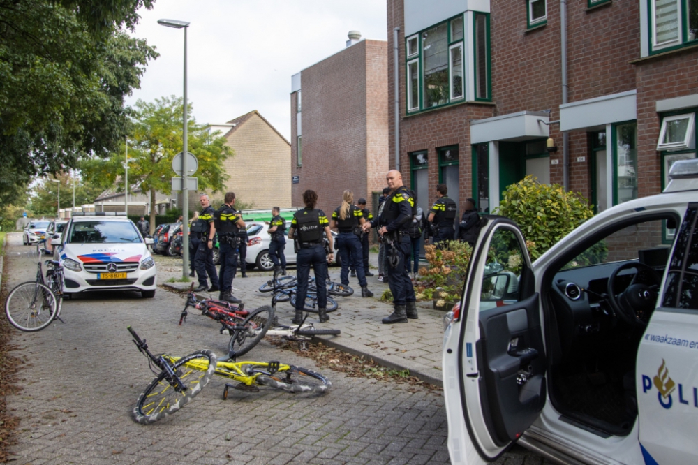 Politie zoekt maar vindt geen vuurwapen in Schiedam-Noord