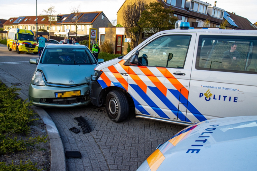 Politiewagen knalt op personenauto op de Kasteelweg