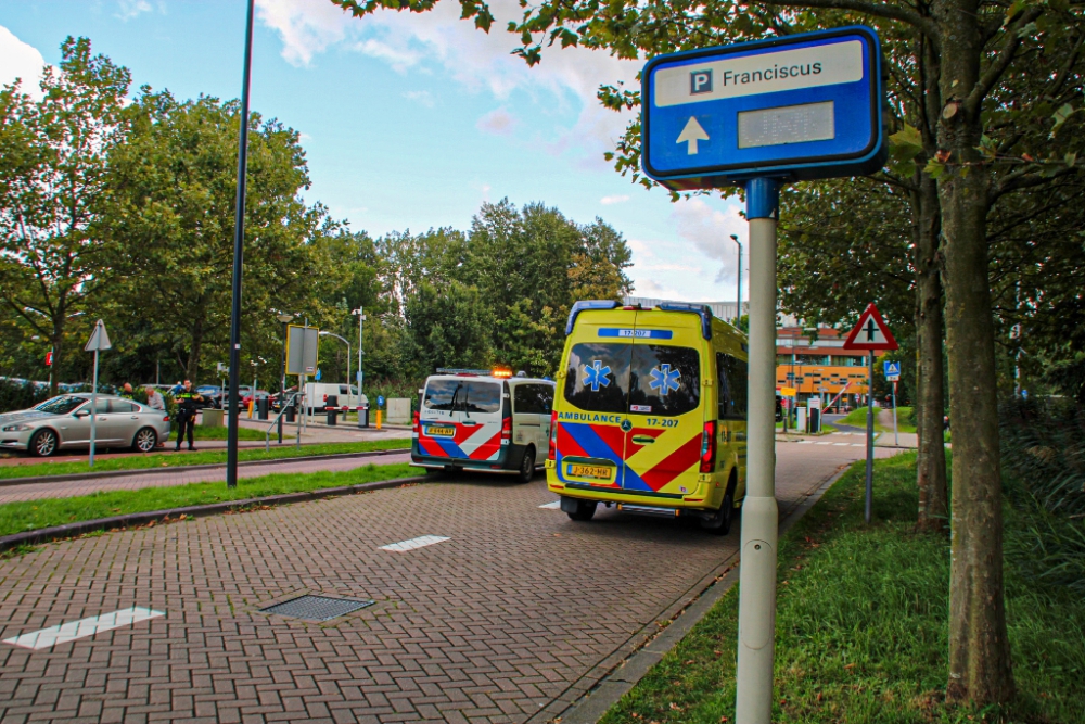 Fietser en automobilist botsen pal voor het ziekenhuis op elkaar