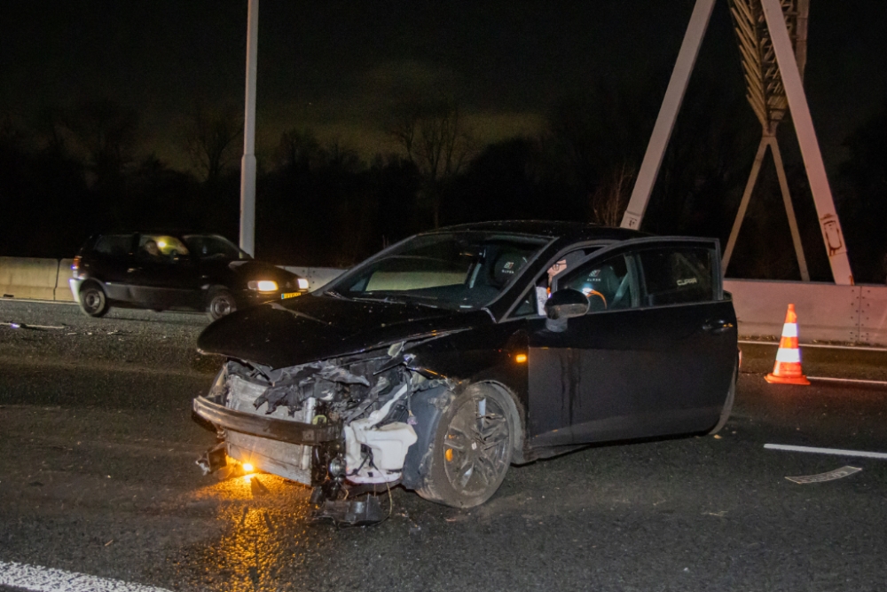 Auto raakt vangrail en tolt op snelweg, bestuurder gewond