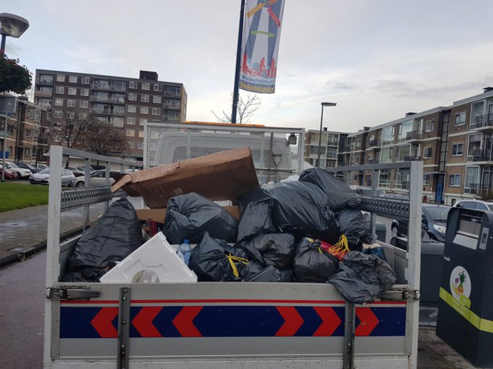 Handhaving haalt maar liefst 30 volle vuilniszakken van de straat