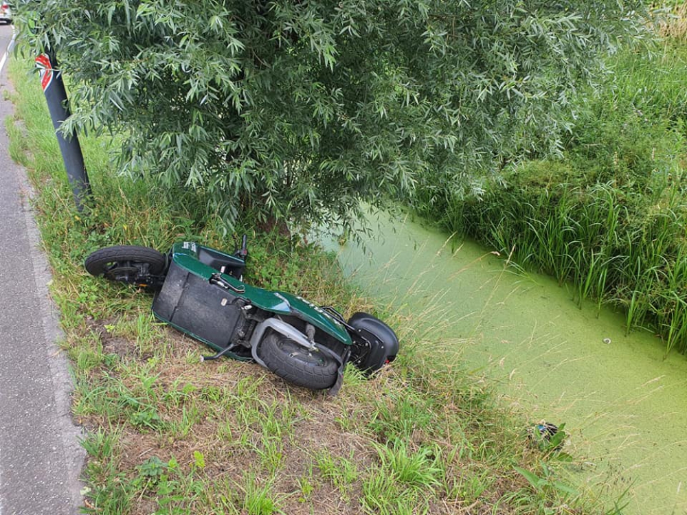 Felyx-scooter bijna in de sloot geparkeerd