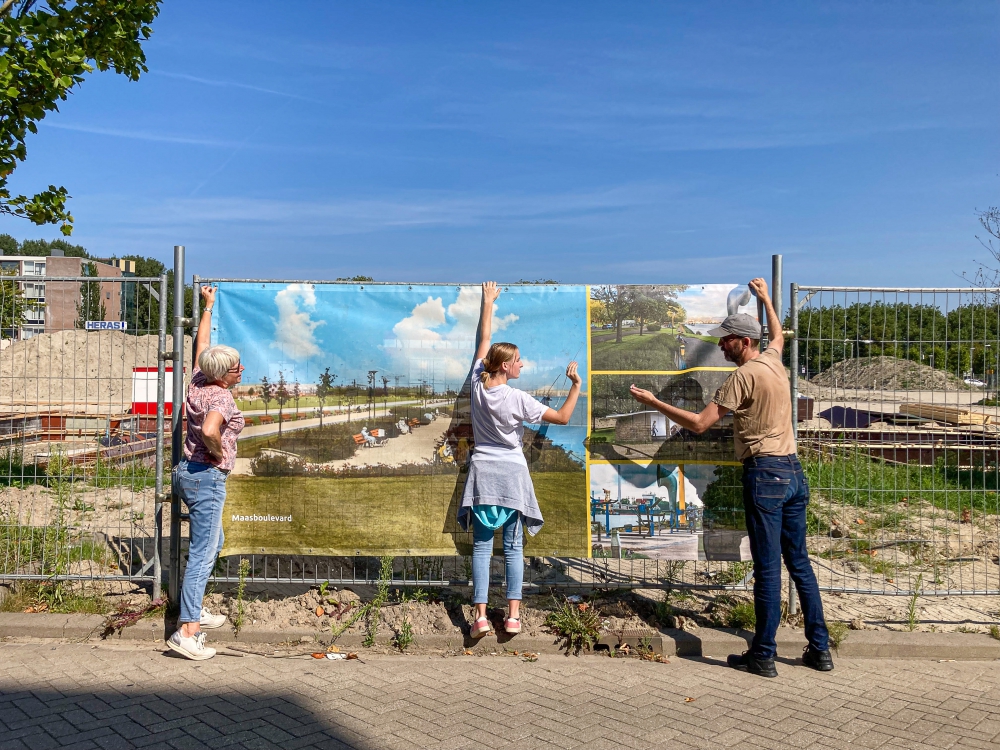 Fototentoonstelling over Schiedam te zien op bouwhekken In De Buurttuin