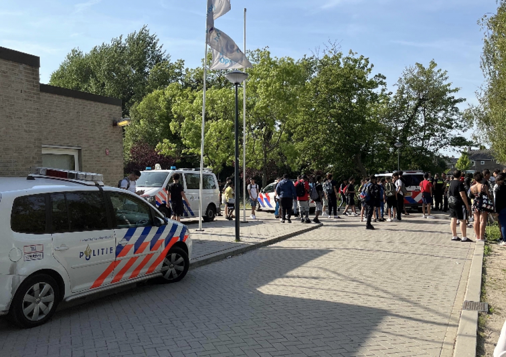 Jongen (15) door politiemacht uit zwembad gezet en aangehouden