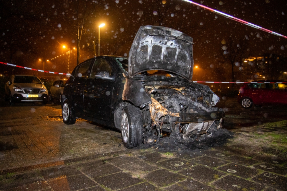 Auto op Bachplein zwaar beschadigd door brand