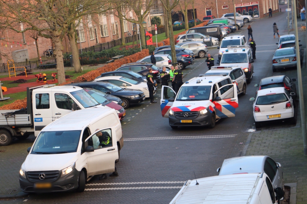 Politie rijdt auto klem in Schiedam en houdt één man aan