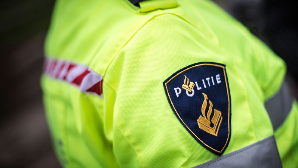 Schiedammer veroorzaakt aanrijding, rijdt door en gooit politie deur in gezicht