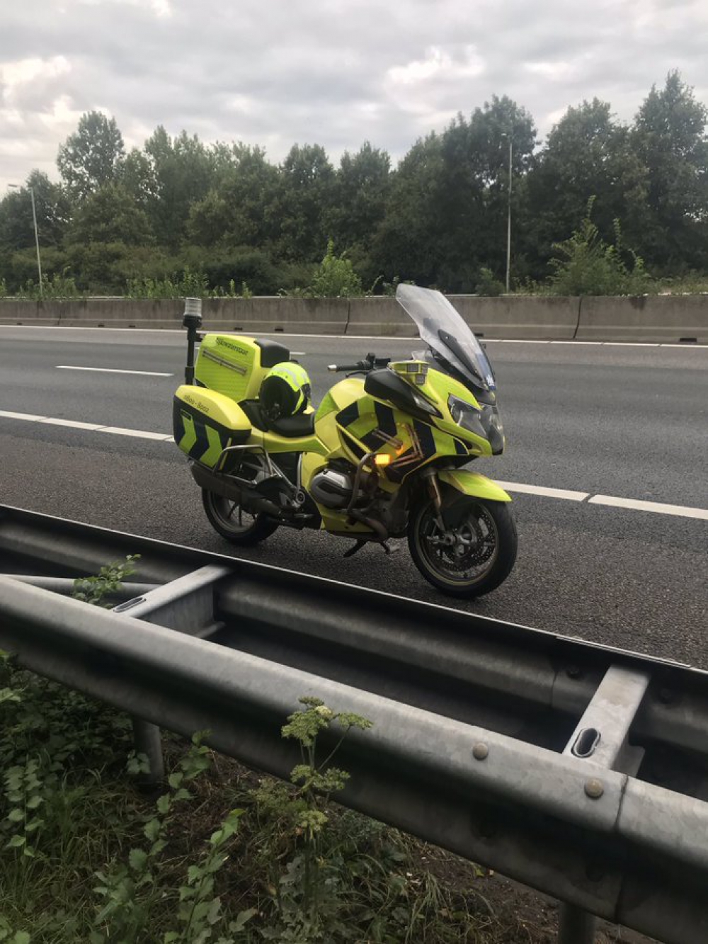 Politie en Rijkswaterstaat halen wandelaar van de snelweg