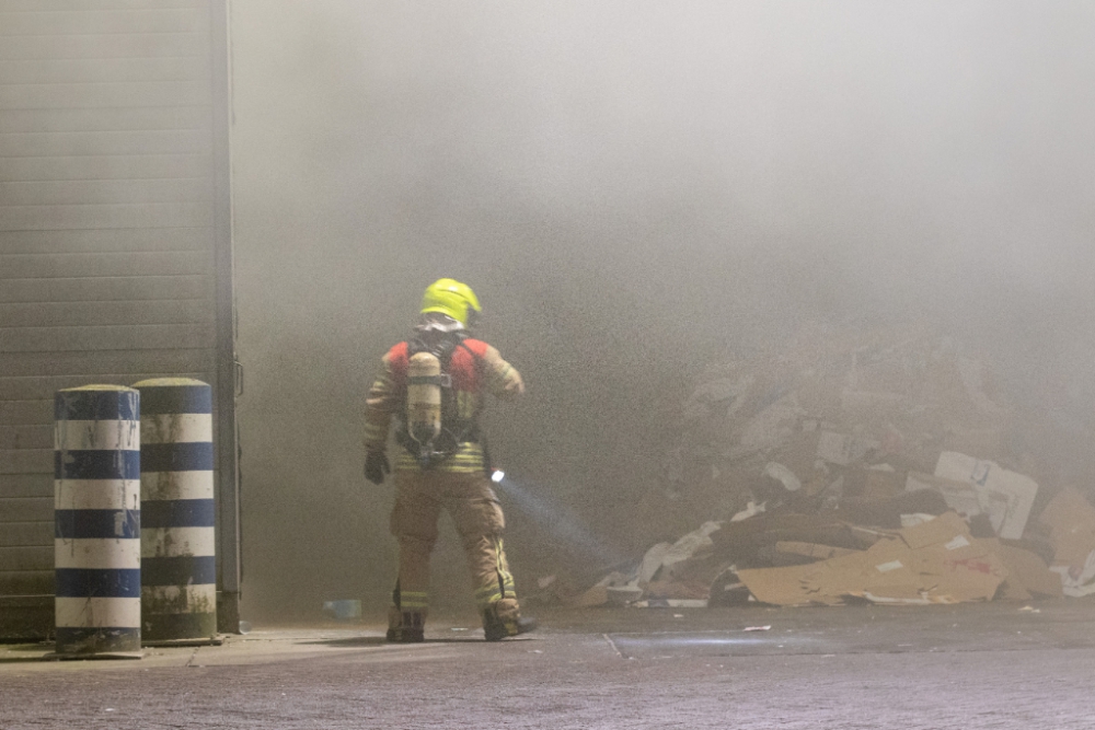 Grote brand bij afvalverwerker vlakbij Polderweg