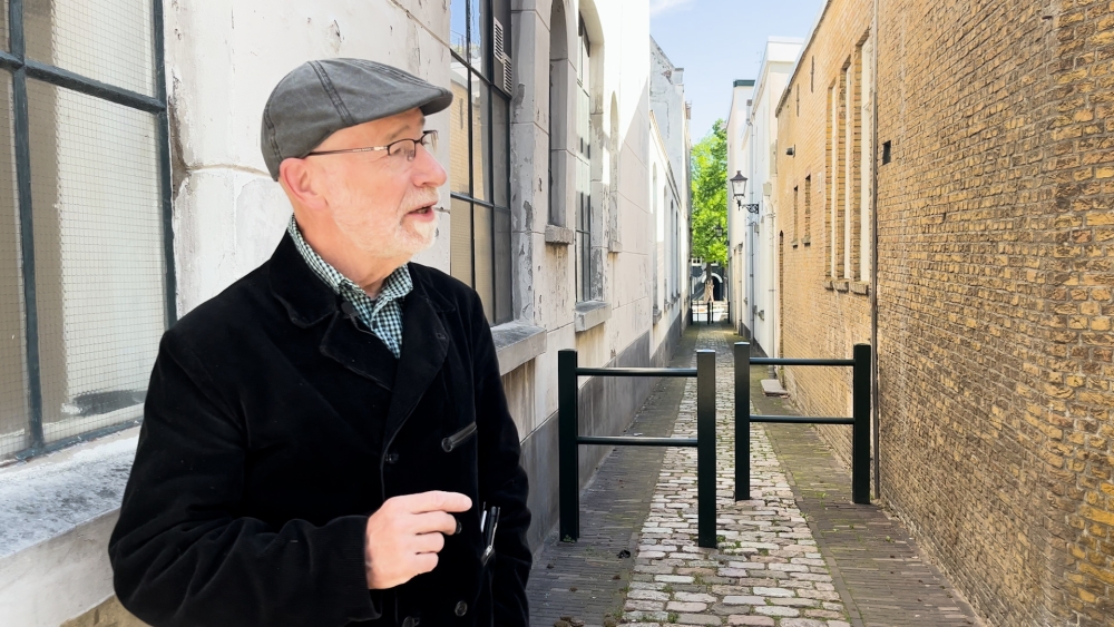 Tijdens stadswandeling vertelt Nico Schiedammers over geschiedenis van hun stad