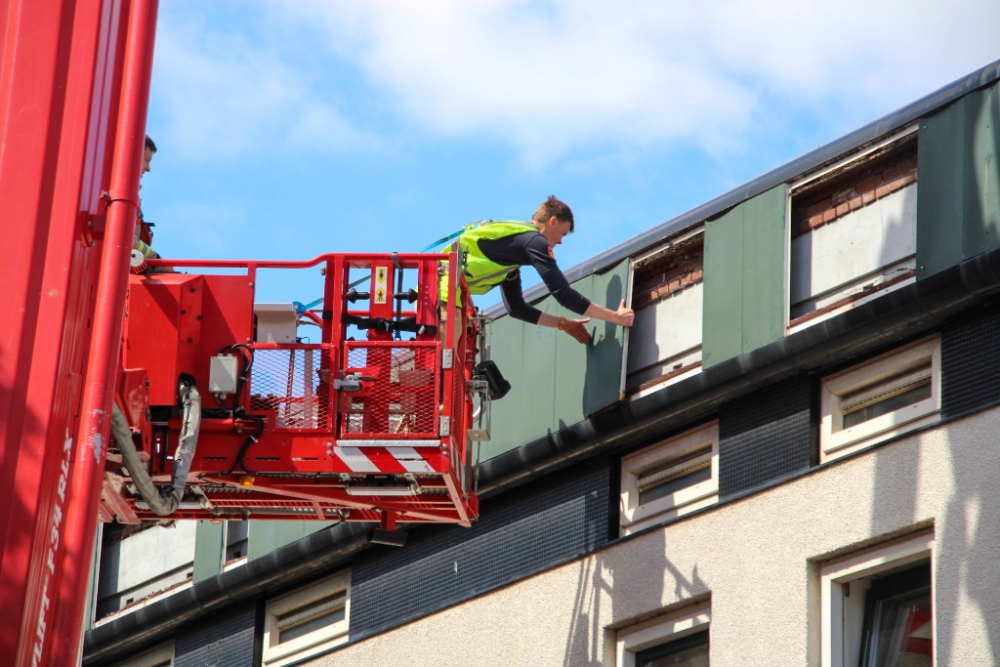 Brandweer schiet te hulp voor losse gevelbekleding aan de Westvest