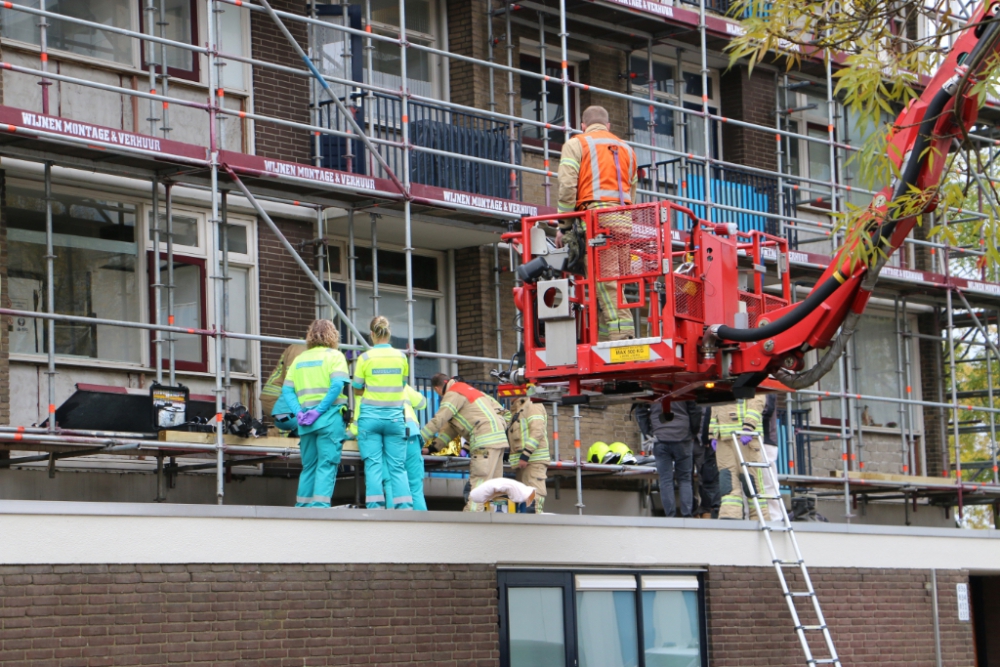 Man zakt door bouwsteiger