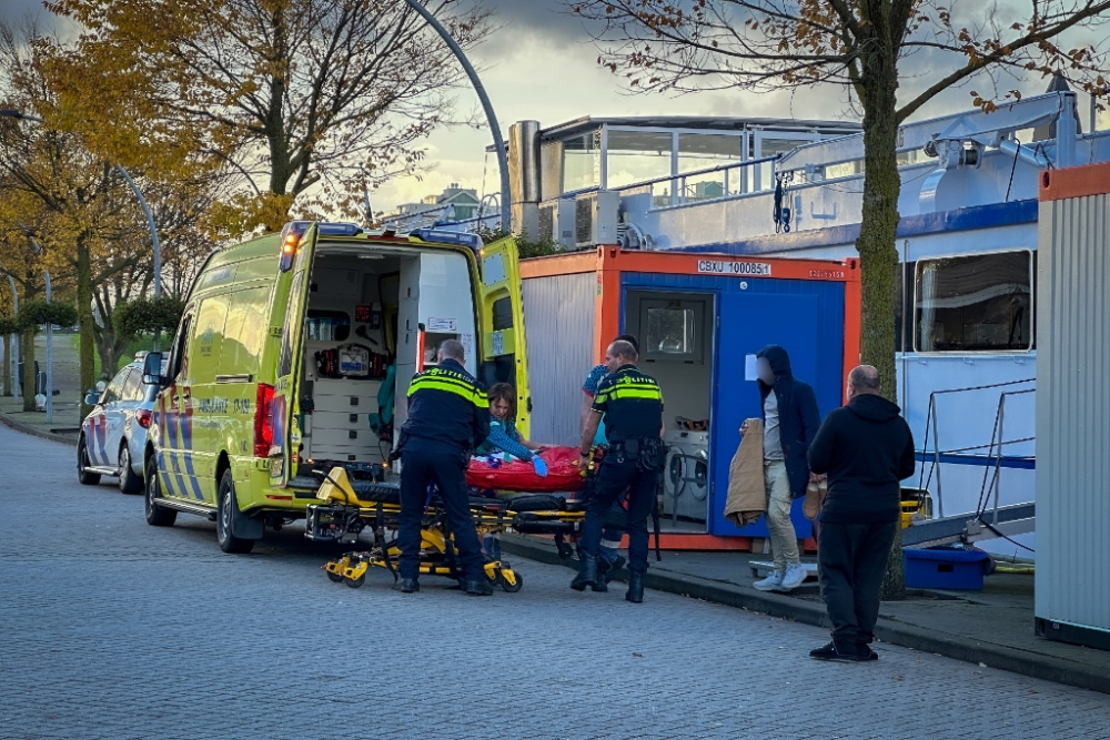 Gewonde door val van trap op asielboot in Schiedam