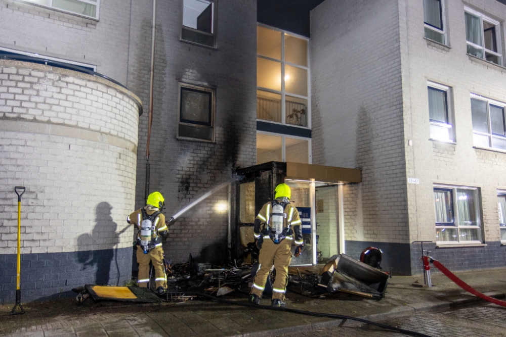 Brand tegen flatwoningen in de Gorzen na harde knal