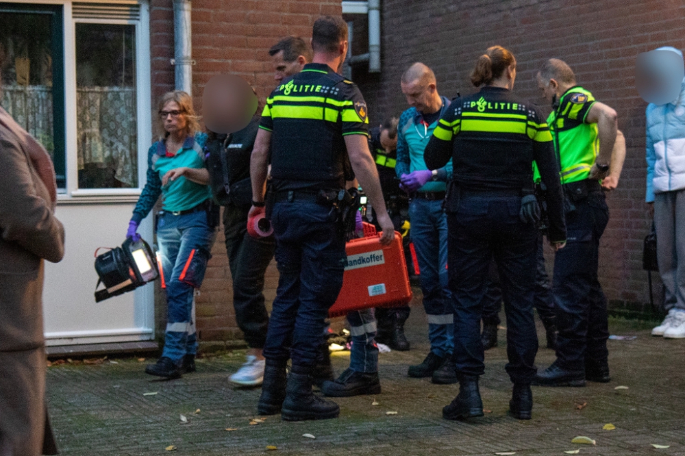 Vrouw steekt andere vrouw met glas in hoofd