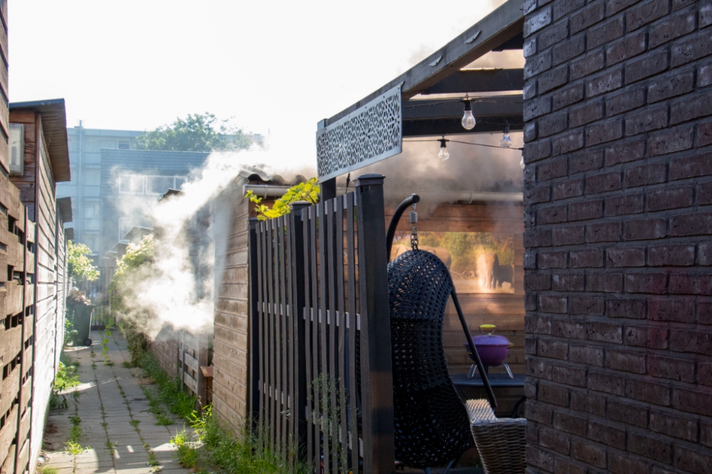 Uitslaande brand verwoest schuurtjes aan de Paulus Buijsstraat