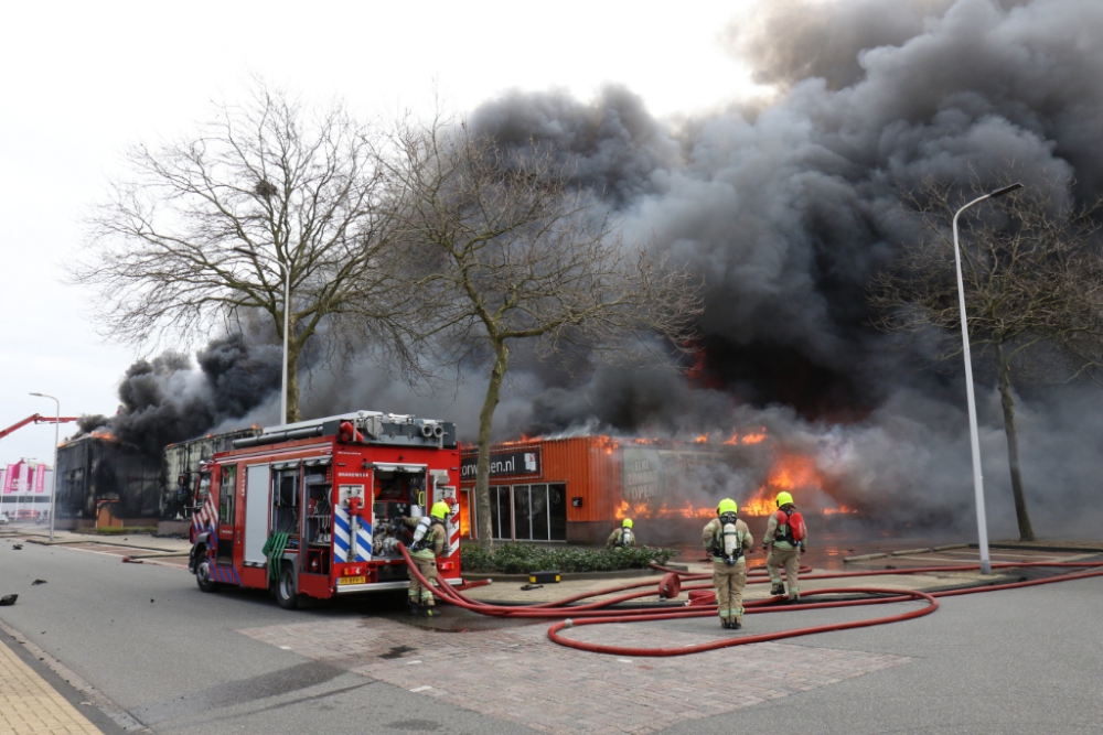 Enorme rookontwikkeling bij brand in Capelle aan den IJssel