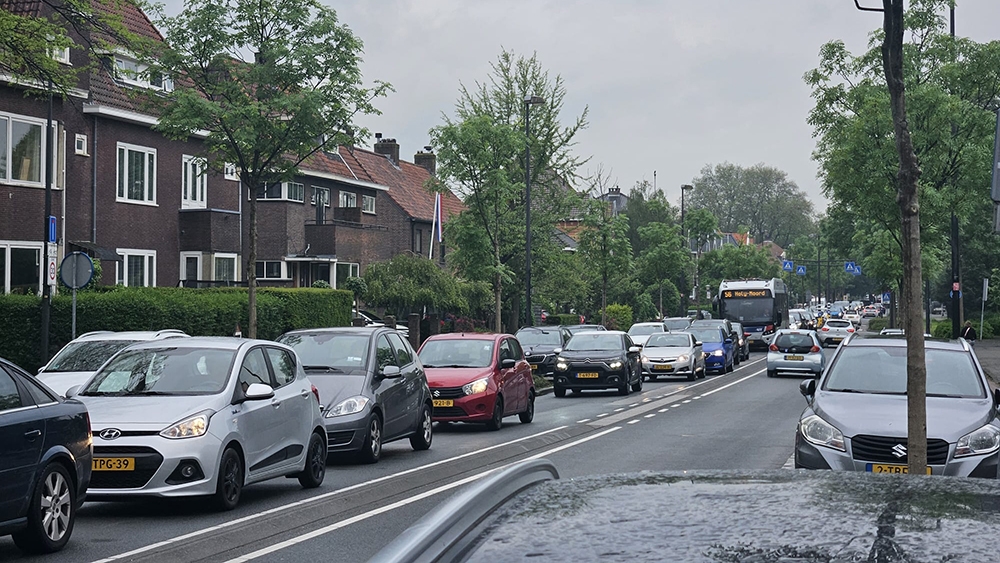 Buis Beneluxtunnel dicht tijdens avondspits, verkeerschaos in Vlaardingen