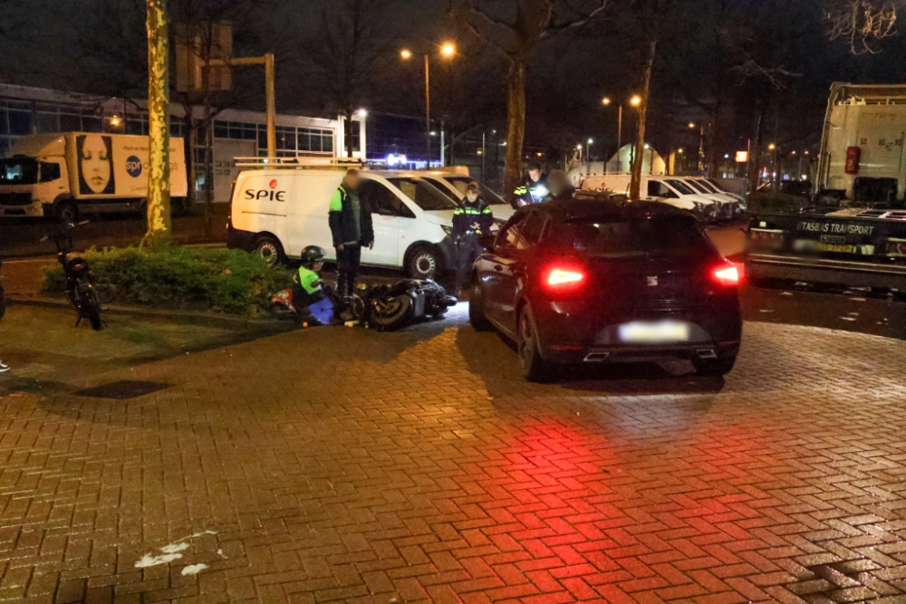 Scooter en auto botsen op industrieterrein in Schiedam