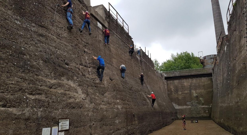 Scouts uit de regio klimmen in verlaten Duitse fabriek