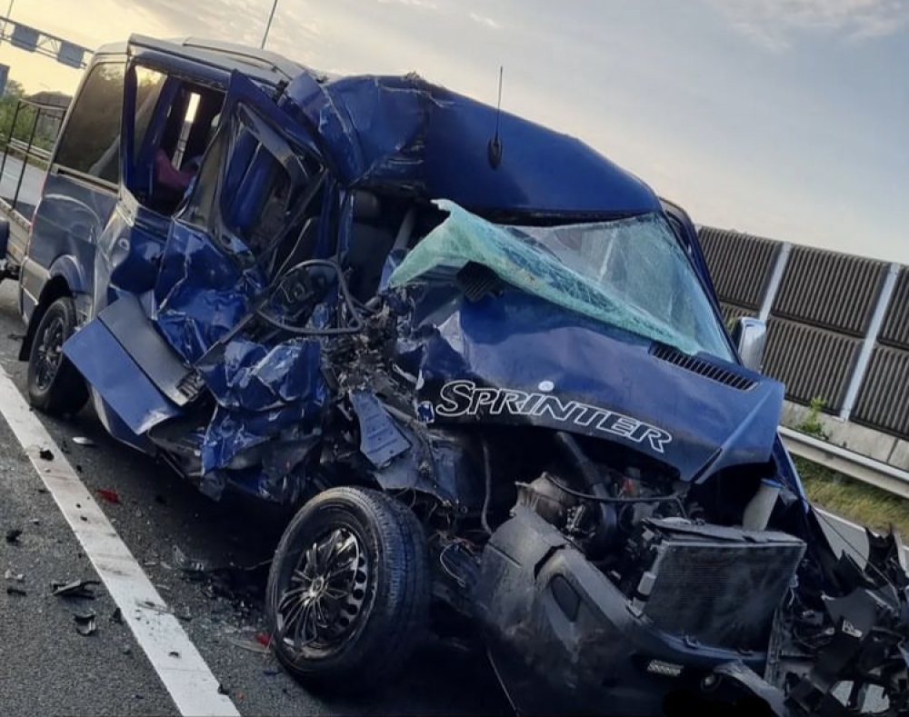 Fikse aanrijding op de A20: &#039;Gelukkig geen passagier in deze bus&#039;