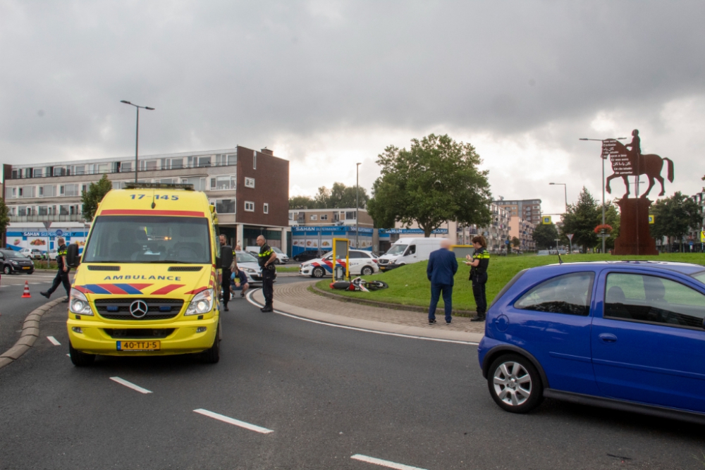 Scooterrijder flink gewond na botsing met auto op het beruchte Nieuwlandplein