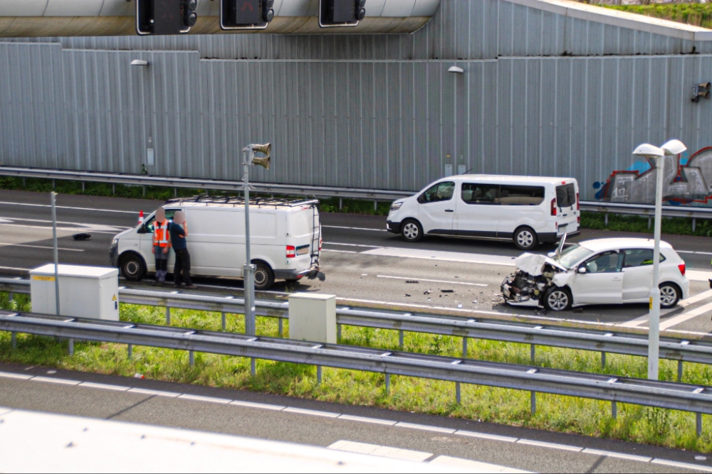 Veel schade en fileleed door aanrijding op snelweg