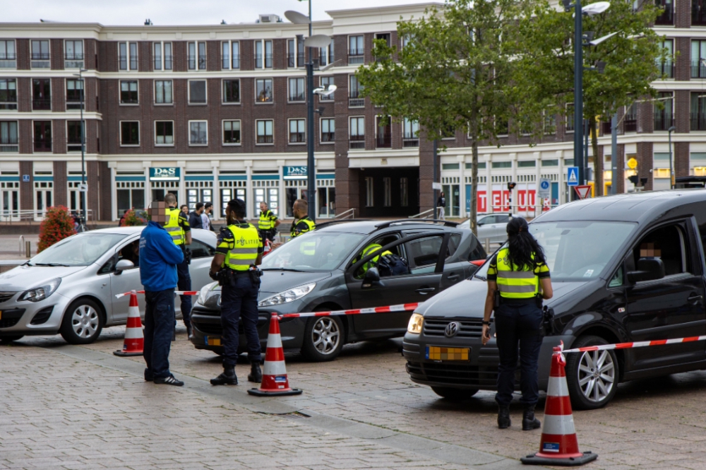 Politie deelt 49 bekeuringen uit en houdt één persoon aan bij grote verkeerscontrole