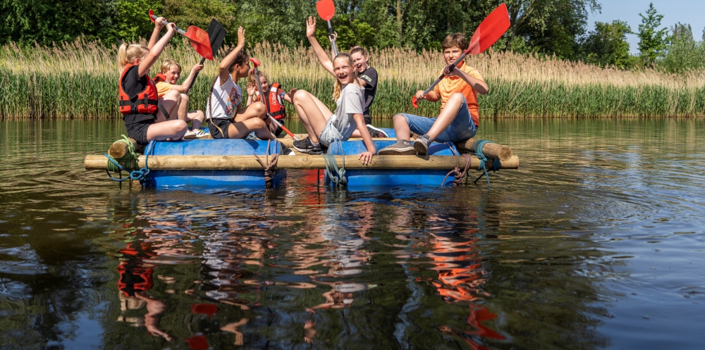 Vlotten bouwen en schieten met pijl en boog bij Scouting Tono