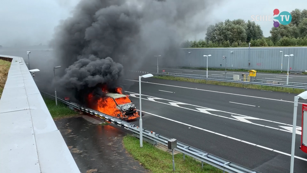 A4 afgesloten na voertuigbrand