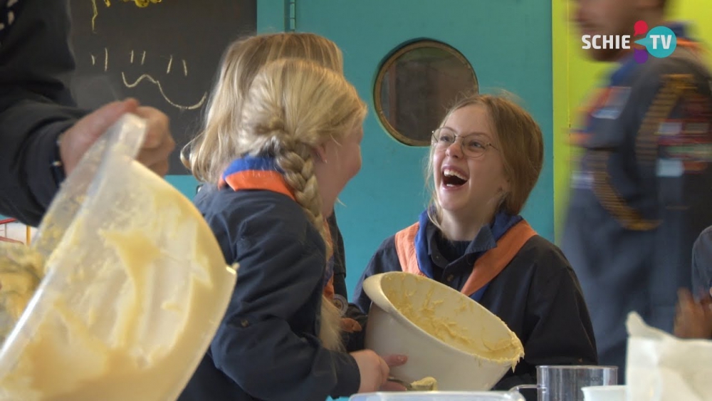 Welpen van Scouting vieren hun 100 jarig bestaan door taartenbakken