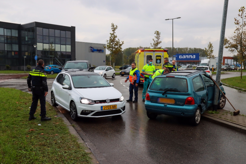 Auto vliegt uit de bocht tegen lantaarnpaal op de ‘s-Gravelandseweg