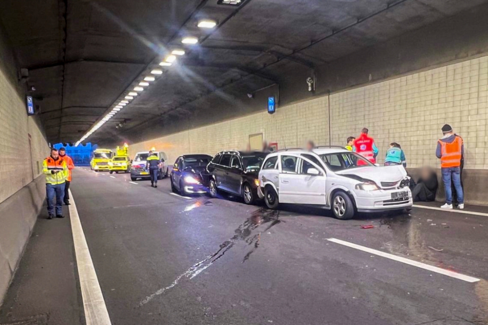 Buis Beneluxtunnel in noordelijke richting tijdens avondspits dicht door ongeval