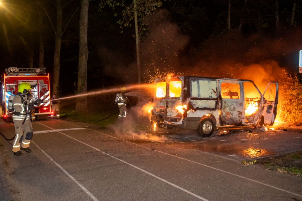 Bestelbus volledig uitgebrand in het Prinses Beatrixpark