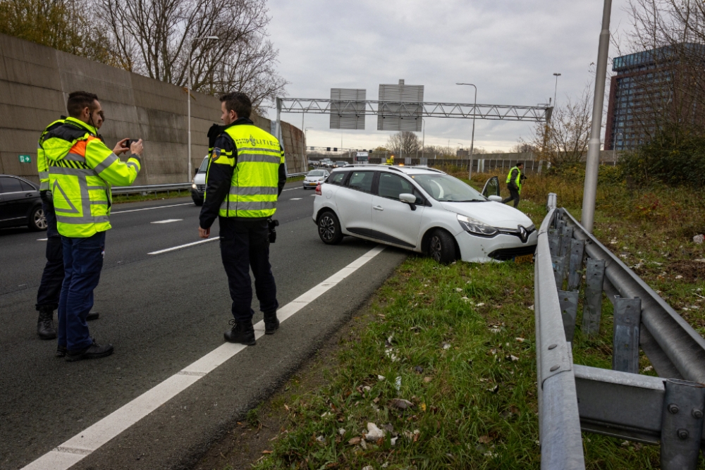 Automobilist mist bocht en botst tegen vangrail op A20