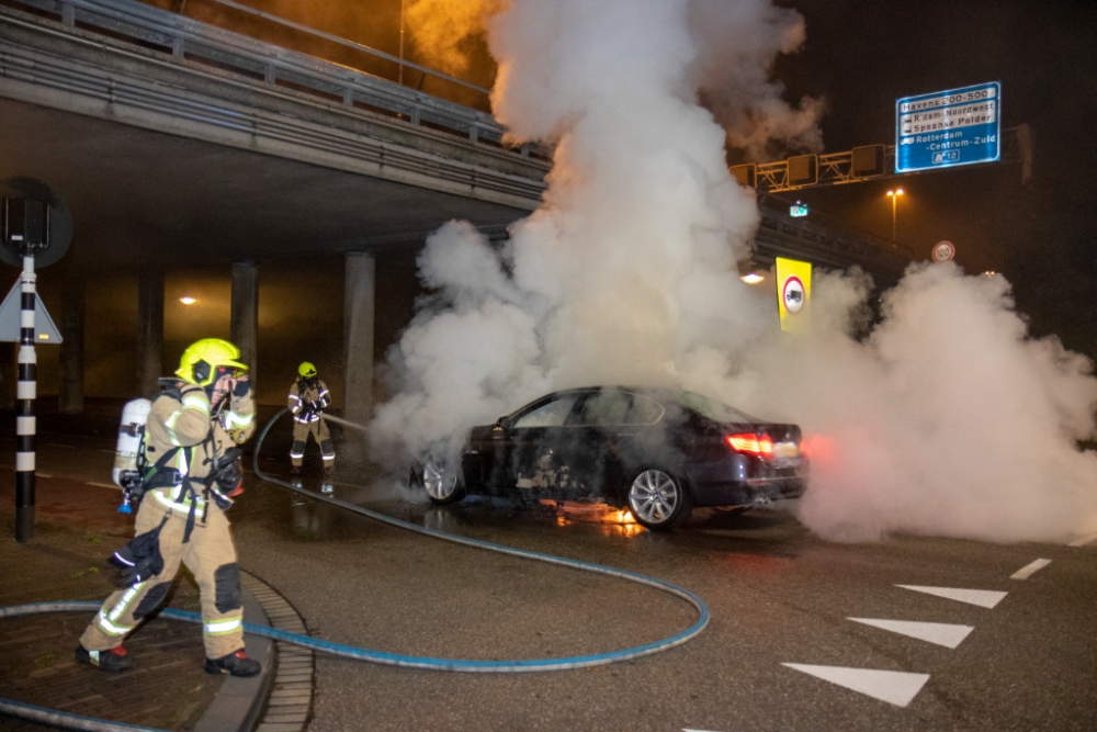 Auto vliegt tijdens het rijden in brand