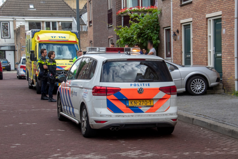 Omstanders weten auto te stoppen die bijna woning inrijdt