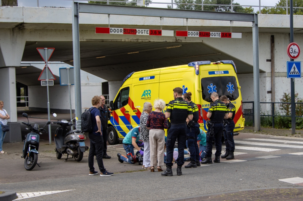 Scooterrijdster raakt gewond bij aanrijding met auto op Parallelpad