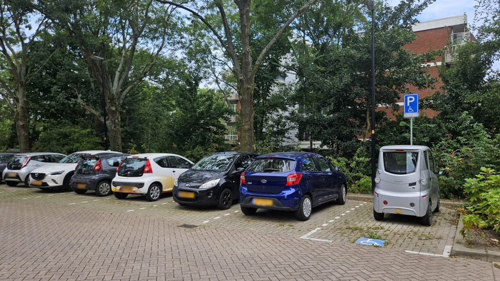 Verbijstering bij bewoners: gemeente ‘steelt’ parkeerplaats voor gehandicaptenvoertuig