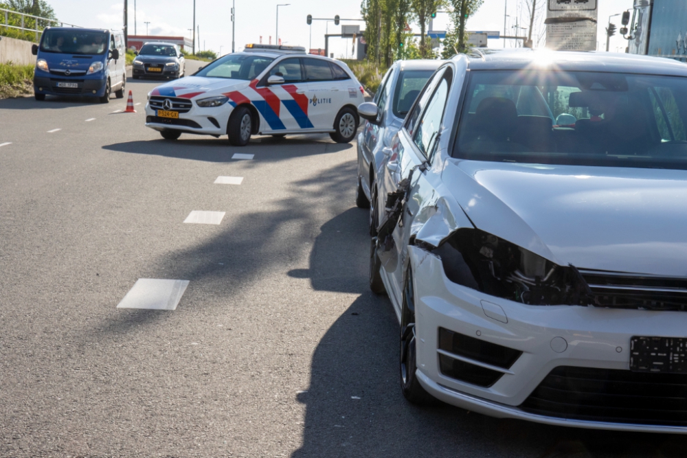 Auto verliest onderdelen bij botsing met vrachtwagen op Vijfsluizen