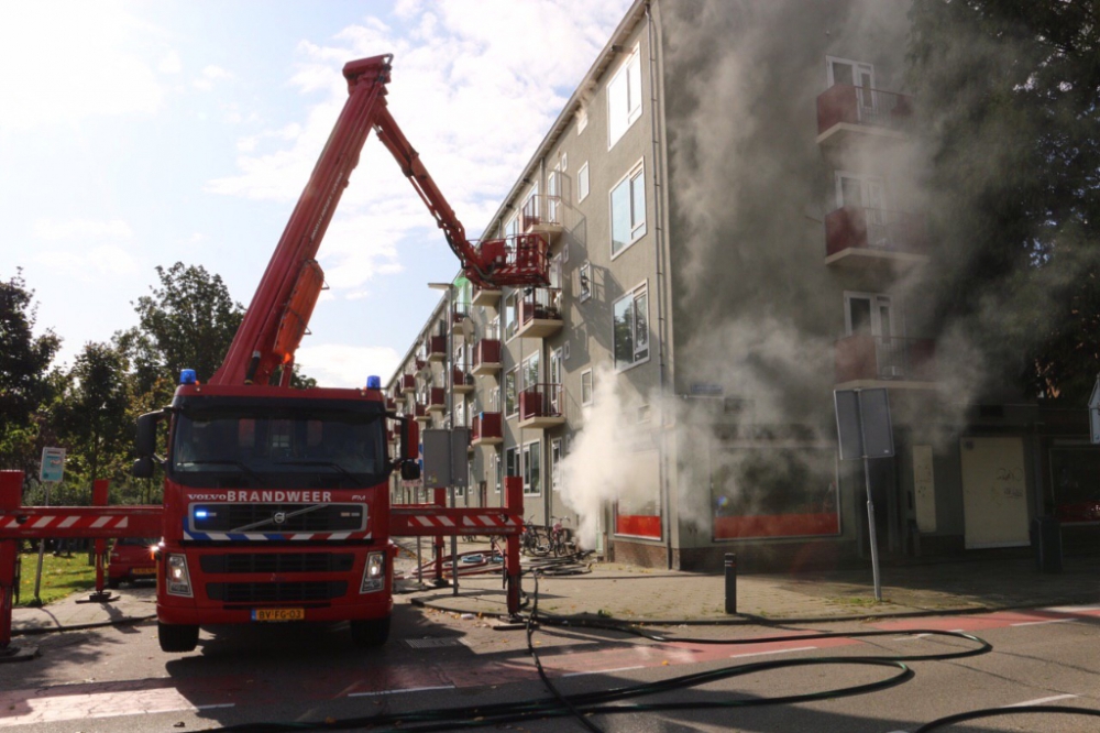 Vijf mensen, hond en kat gered bij grote brand Lorentzlaan