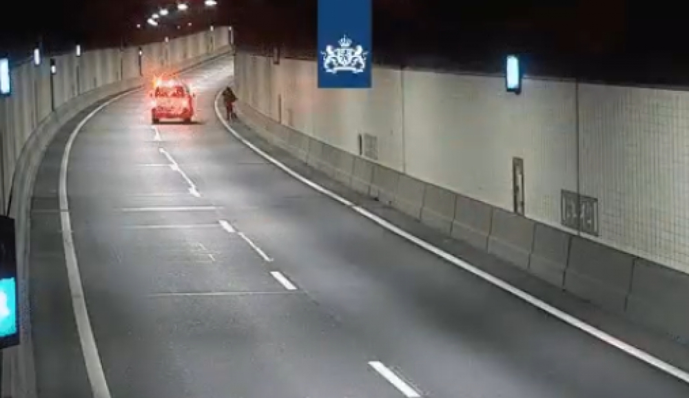 Weer loopt er een voetganger door de Beneluxtunnel