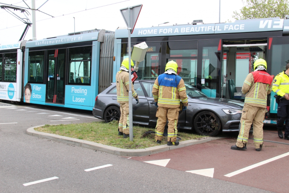 Auto klem tussen paal en tram op Rotterdamsedijk