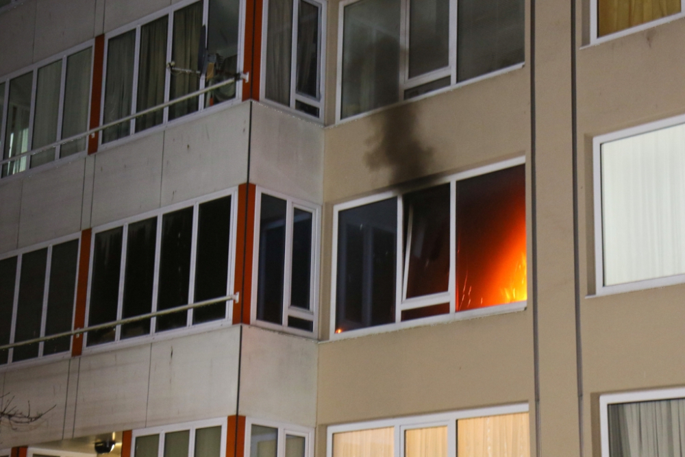 Meerdere woningen ontruimd in Nieuwland bij uitslaande woningbrand, mogelijk brandstichting