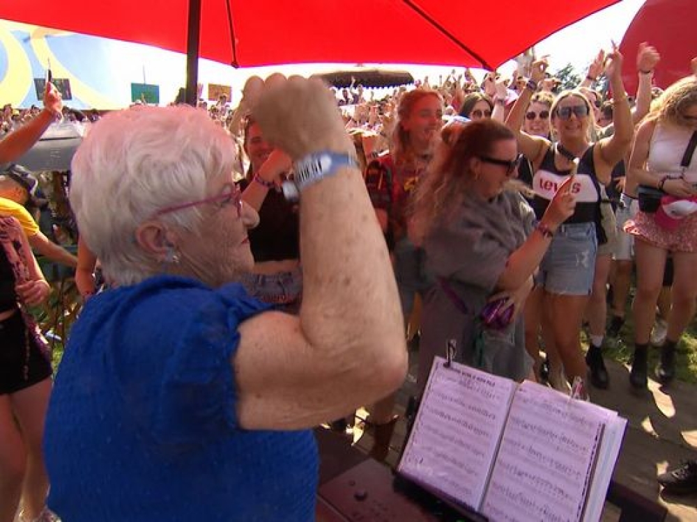 Joke danst mee met het publiek op Zwarte Cross.