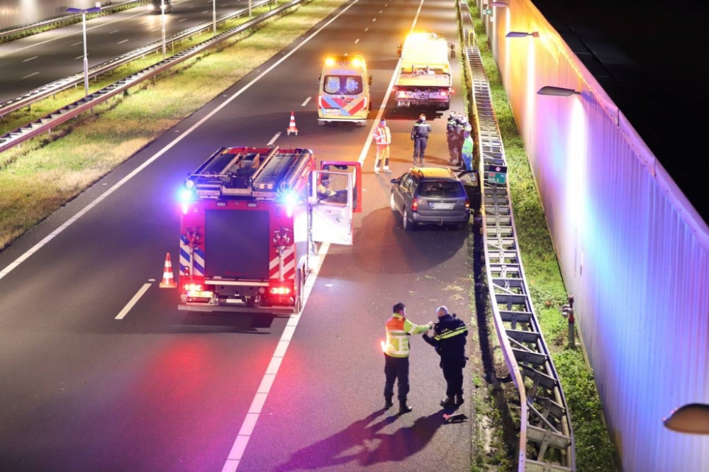 Auto tegen vangrail op A4, bestuurder door politie meegenomen