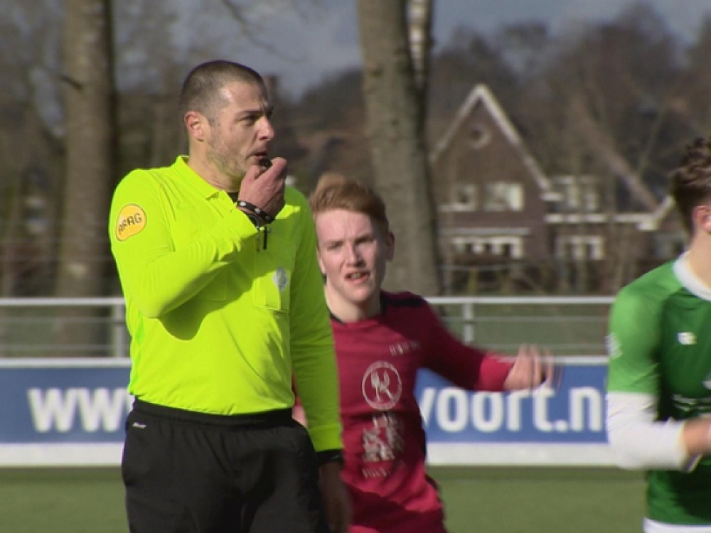 Van het Philips Stadion naar Sportpark De Dieprijt: Danny Koevermans geniet als jeugdscheidsrechter