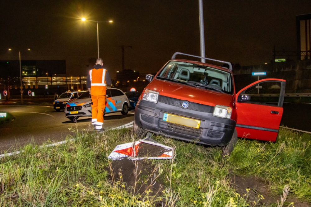 Agressieve dronken bestuurder vliegt uit de bocht op oprit A20