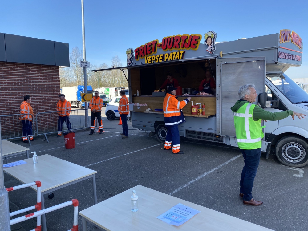 Irado deelt patat uit voor de harde werkers